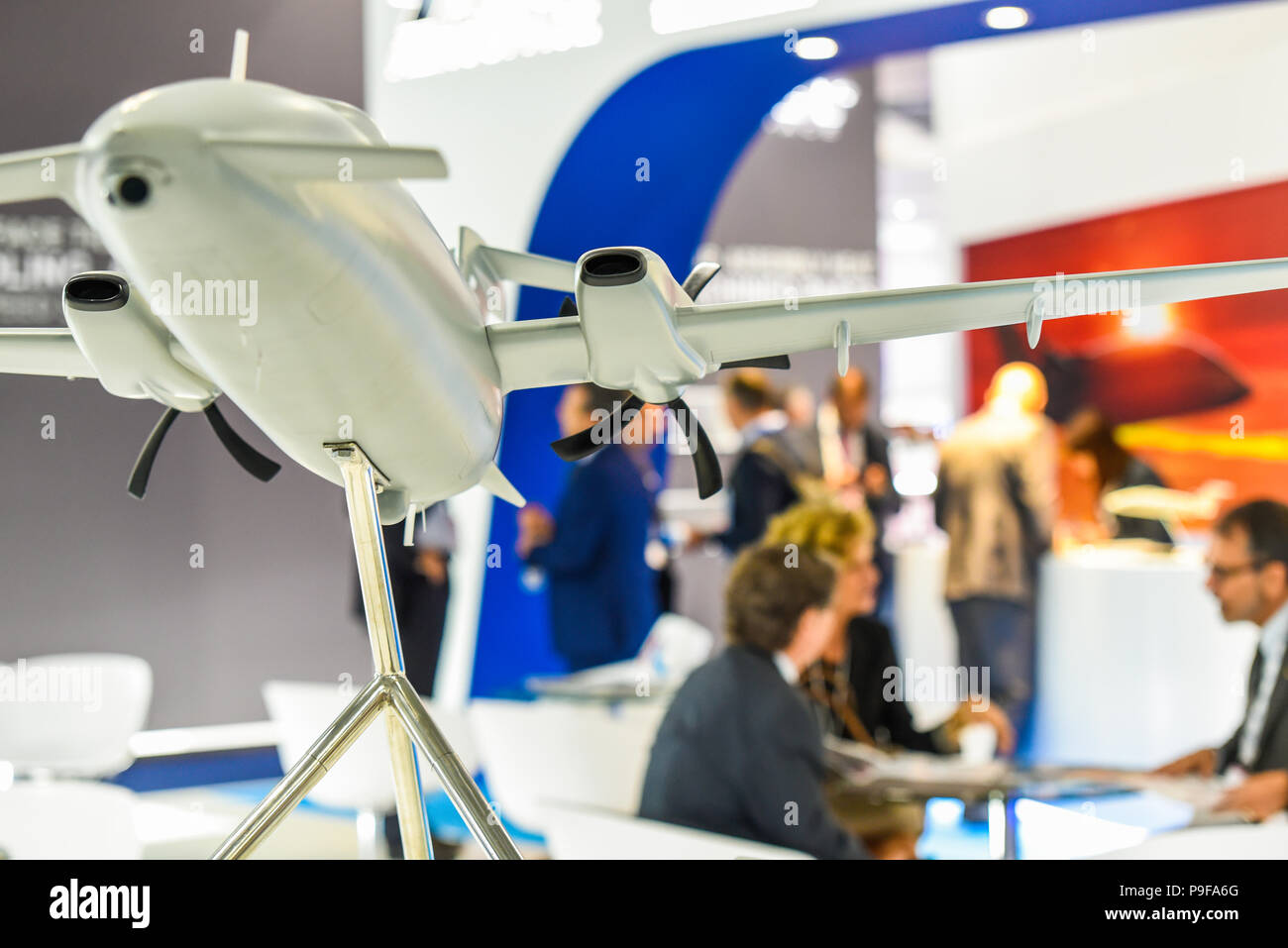 Piaggio stand con business meeting al Farnborough Airshow internazionale, FIA 2018, UK. Giorno di negoziazione per il business Foto Stock