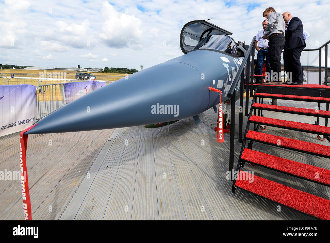 Turco Hurjet aerospaziale stand commerciali e gli imprenditori a Farnborough Airshow internazionale, FIA 2018, UK. Giorno di negoziazione per il business Foto Stock