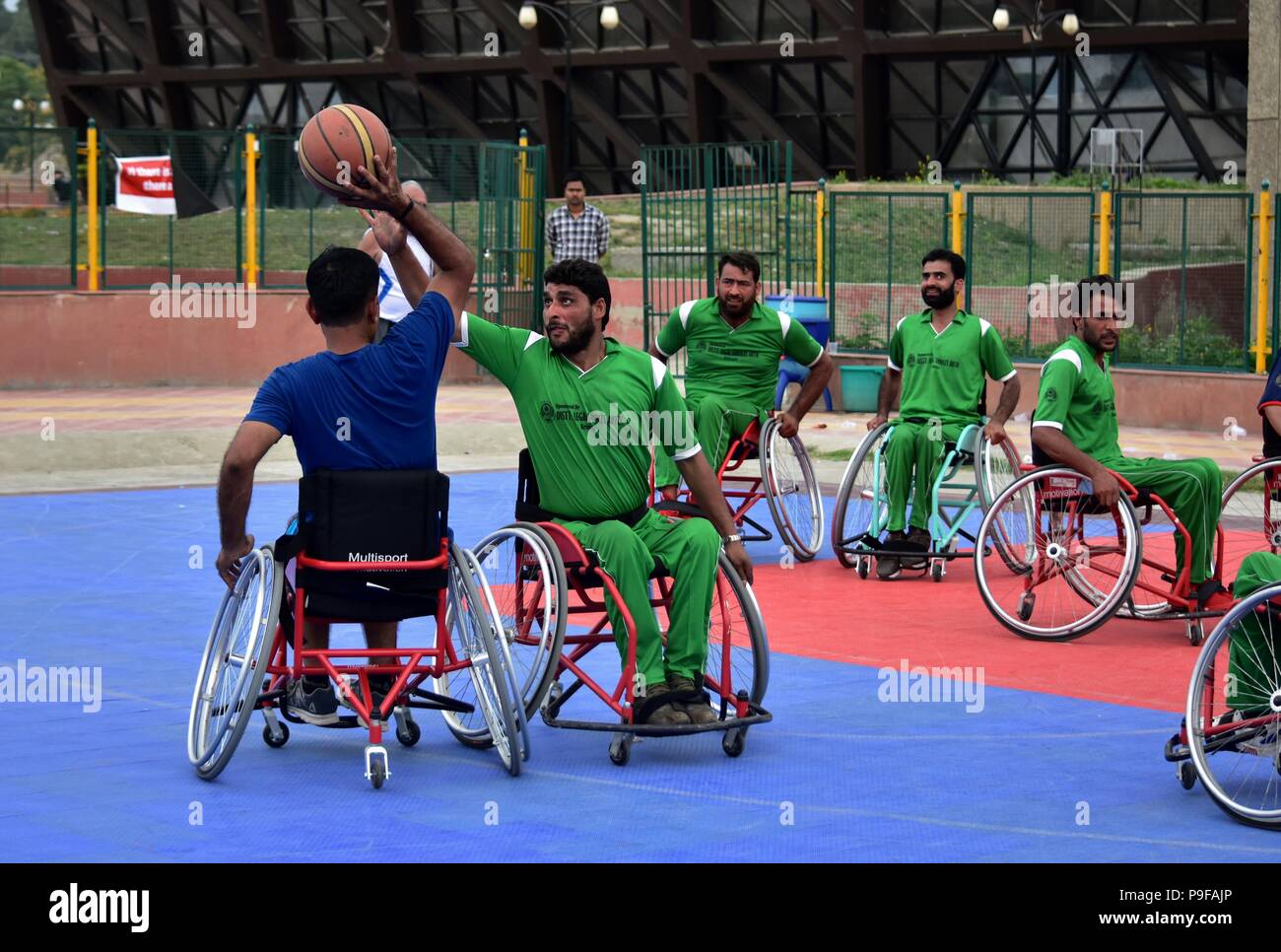 Luglio 18, 2018 - Srinagar, J&K, India - Kashmir atleti disabili giocare un gioco di scrimmage durante una tre-giorni di advanced basketball summer camp per persone disabili persone in Srinagar.Secondo gli organizzatori, il campo sarà aiutare più di 35 minacciati fisicamente i giocatori di basket per sviluppare abilità nel gioco e prepararsi per i campionati nazionali e internazionali più. Credito: Saqib Majeed SOPA/images/ZUMA filo/Alamy Live News Foto Stock