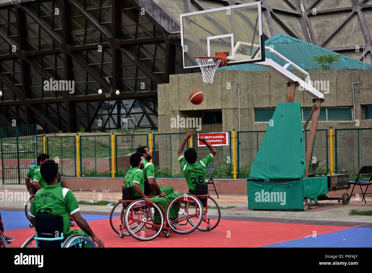 Luglio 18, 2018 - Srinagar, J&K, India - atleti disabili in sedia a rotelle può essere visto giocare a basket durante una tre-giorni di advanced basketball summer camp per persone disabili persone in Srinagar.Secondo gli organizzatori, il campo sarà aiutare più di 35 minacciati fisicamente i giocatori di basket per sviluppare abilità nel gioco e prepararsi per i campionati nazionali e internazionali più. Credito: Saqib Majeed SOPA/images/ZUMA filo/Alamy Live News Foto Stock