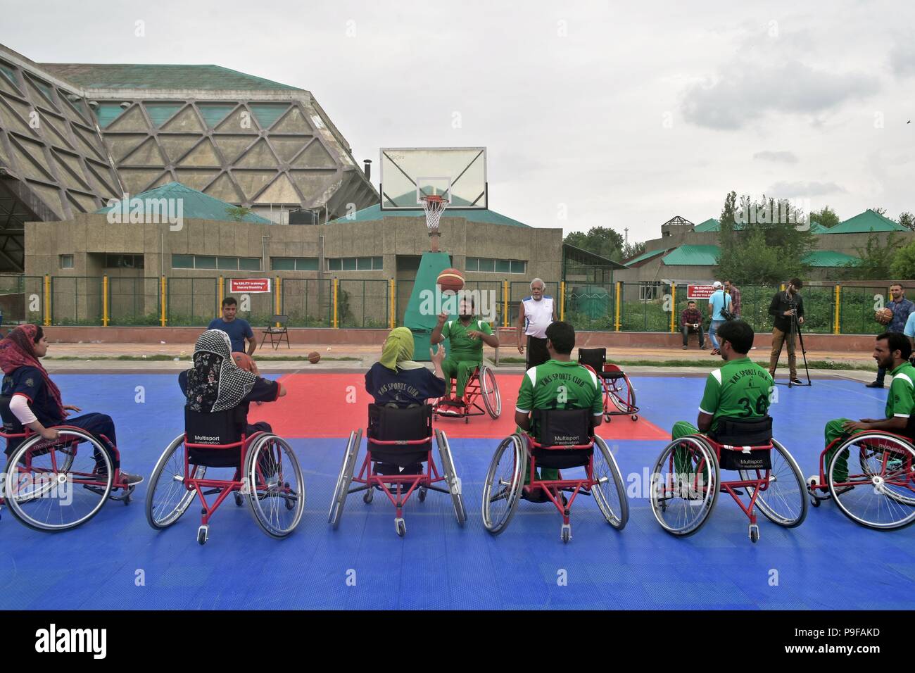 Luglio 18, 2018 - Srinagar, J&K, India - atleti disabili in sedia a rotelle può essere visto mettere in pratica durante una tre-giorni di advanced basketball summer camp per persone disabili persone in Srinagar.Secondo gli organizzatori, il campo sarà aiutare più di 35 minacciati fisicamente i giocatori di basket per sviluppare abilità nel gioco e prepararsi per i campionati nazionali e internazionali più. Credito: Saqib Majeed SOPA/images/ZUMA filo/Alamy Live News Foto Stock