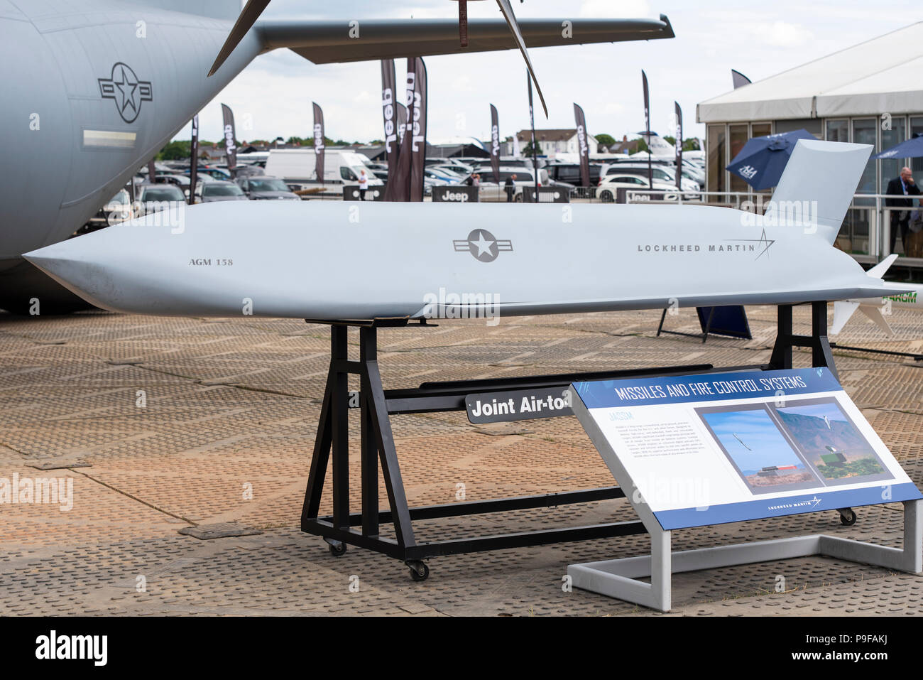 La Lockheed Martin AGM-158 JASSM (Joint air-surface Missile Standoff) missile di crociera a Farnborough Airport, Hampshire, Regno Unito. Farnborough Airshow internazionale 2018. Il settore aerospaziale evento commerciale Foto Stock