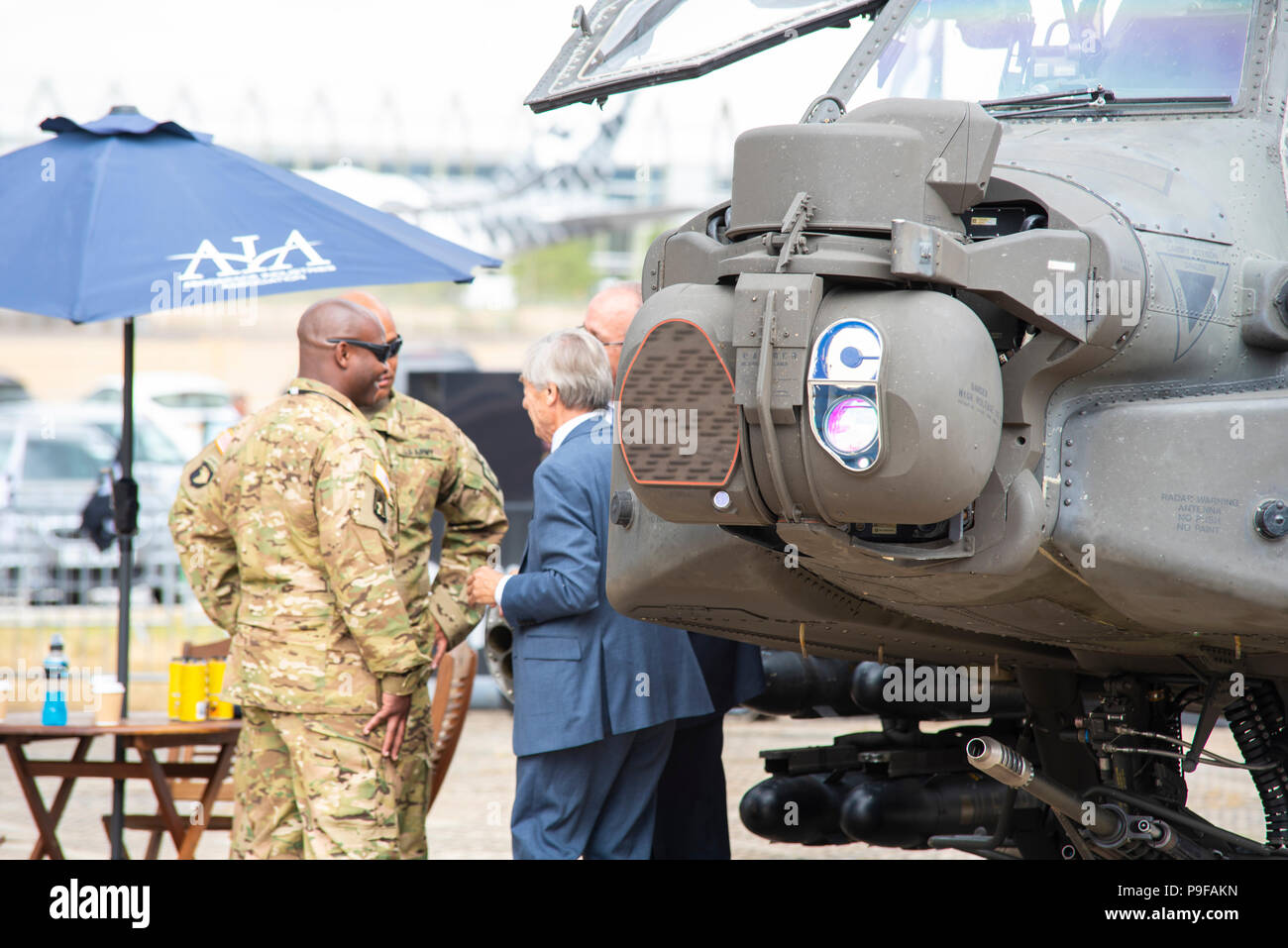 Elicottero Apache armi e sensori con personale statunitense a Farnborough Airport, Hampshire, Regno Unito. Farnborough Airshow internazionale 2018. Il settore aerospaziale evento commerciale Foto Stock
