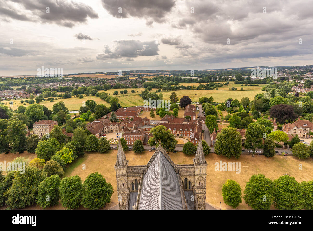 Il tetto della Cattedrale di Salisbury dall'alto con erba gialla arroccata durante l'estate calda e secca, Salisbury, Wiltshire, Regno Unito, 2018 luglio Foto Stock