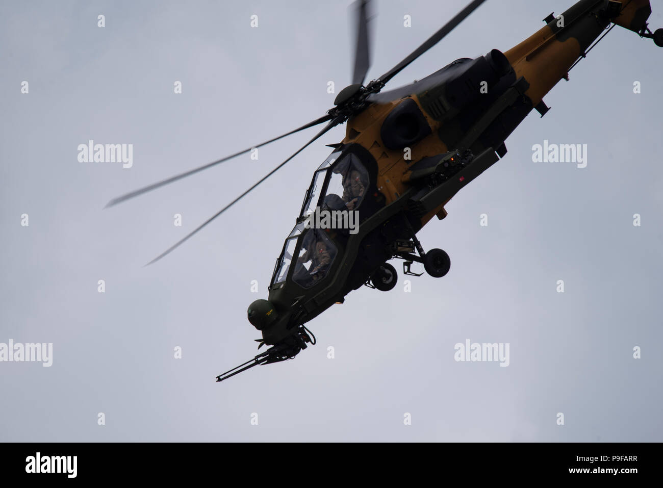 Bagno turco industrie aerospaziali TAI / AgustaWestland T129 ATAK presso l aeroporto di Farnborough, Hampshire, Regno Unito. Farnborough Airshow internazionale 2018. Il settore aerospaziale evento commerciale Foto Stock