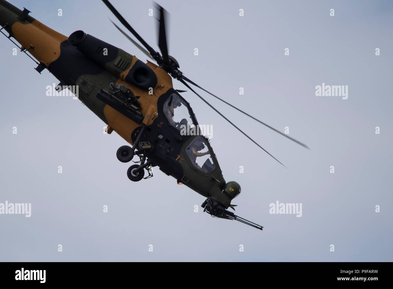 Bagno turco industrie aerospaziali TAI / AgustaWestland T129 ATAK presso l aeroporto di Farnborough, Hampshire, Regno Unito. Farnborough Airshow internazionale 2018. Il settore aerospaziale evento commerciale Foto Stock