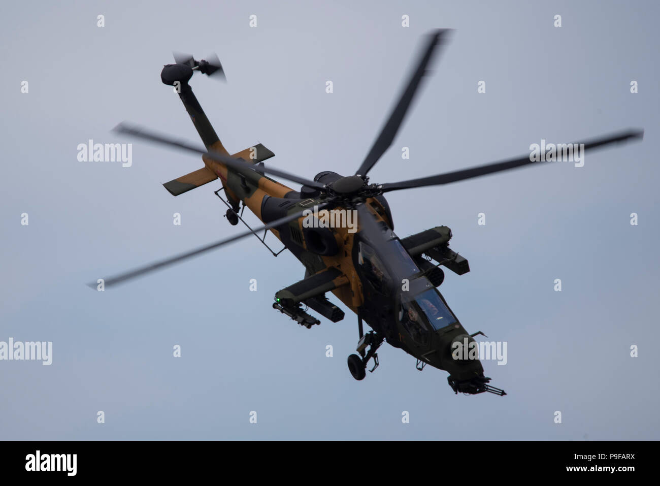 Bagno turco industrie aerospaziali TAI / AgustaWestland T129 ATAK presso l aeroporto di Farnborough, Hampshire, Regno Unito. Farnborough Airshow internazionale 2018. Il settore aerospaziale evento commerciale Foto Stock