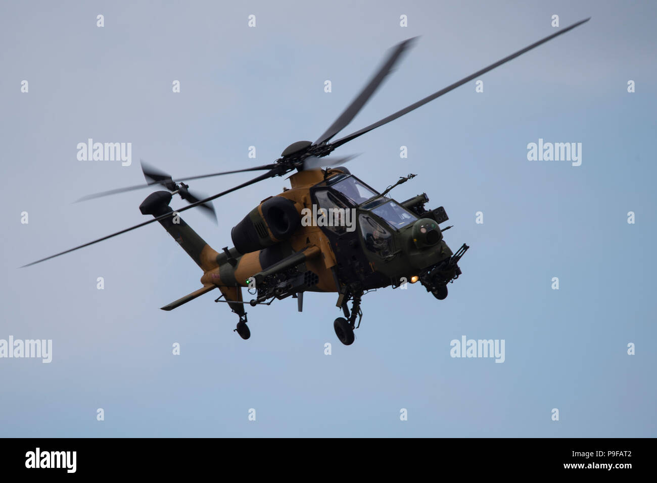 Bagno turco industrie aerospaziali TAI / AgustaWestland T129 ATAK presso l aeroporto di Farnborough, Hampshire, Regno Unito. Farnborough Airshow internazionale 2018. Il settore aerospaziale evento commerciale Foto Stock