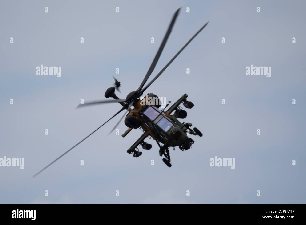 Bagno turco industrie aerospaziali TAI / AgustaWestland T129 ATAK presso l aeroporto di Farnborough, Hampshire, Regno Unito. Farnborough Airshow internazionale 2018. Il settore aerospaziale evento commerciale Foto Stock