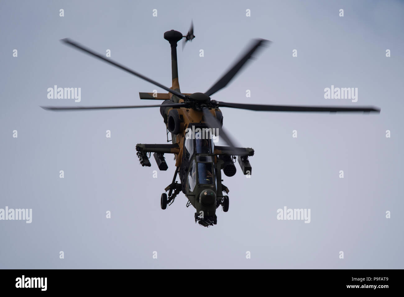 Bagno turco industrie aerospaziali TAI / AgustaWestland T129 ATAK presso l aeroporto di Farnborough, Hampshire, Regno Unito. Farnborough Airshow internazionale 2018. Il settore aerospaziale evento commerciale Foto Stock