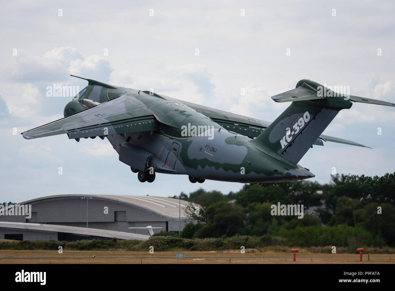 Embraer KC-390 a Farnborough Airport, Hampshire, Regno Unito. Farnborough Airshow internazionale 2018. C-390 Millennio. Il settore aerospaziale evento commerciale Foto Stock