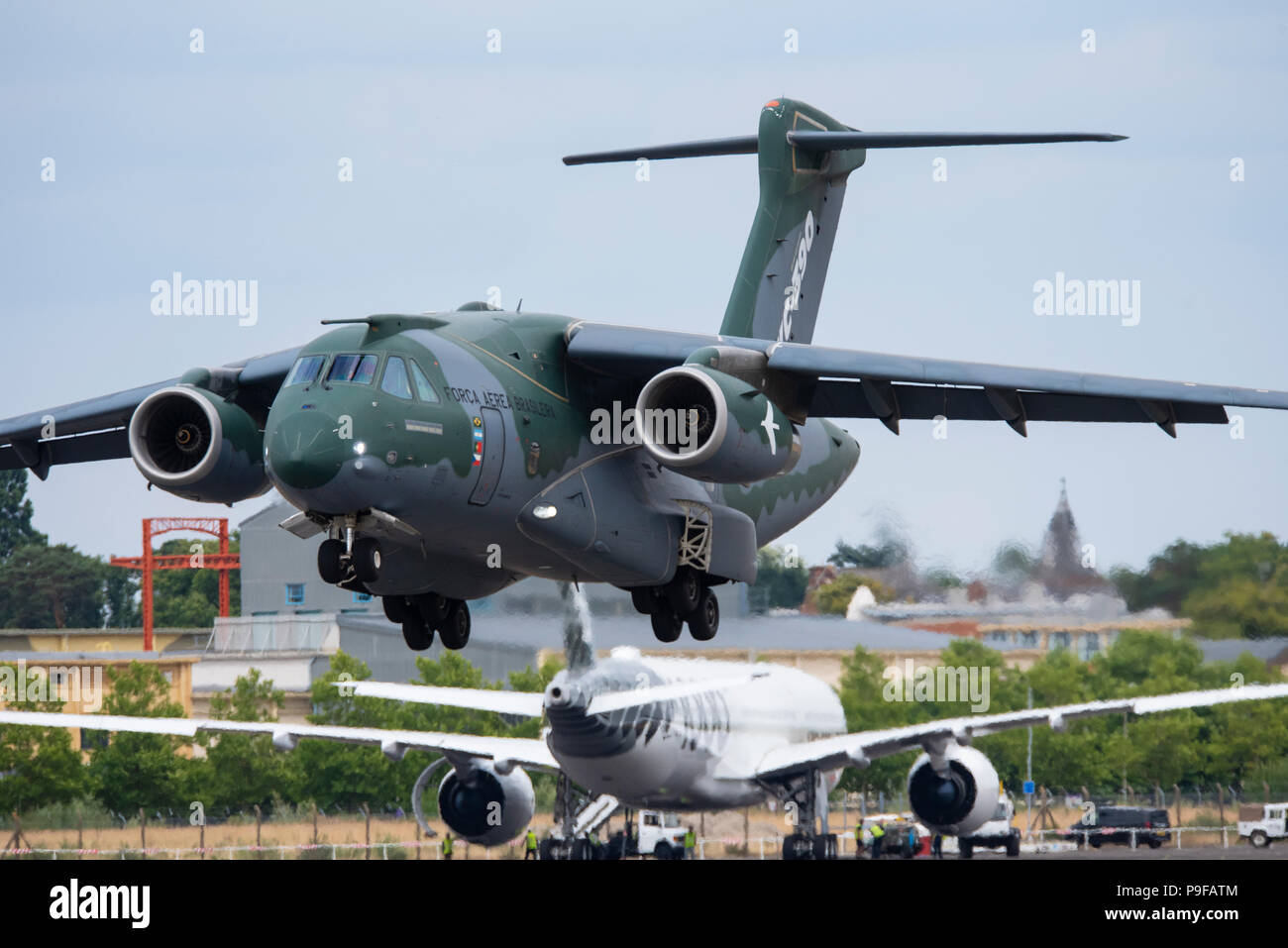 Embraer KC-390 a Farnborough Airport, Hampshire, Regno Unito. Farnborough Airshow internazionale 2018. C-390 Millennio. Il settore aerospaziale evento commerciale Foto Stock