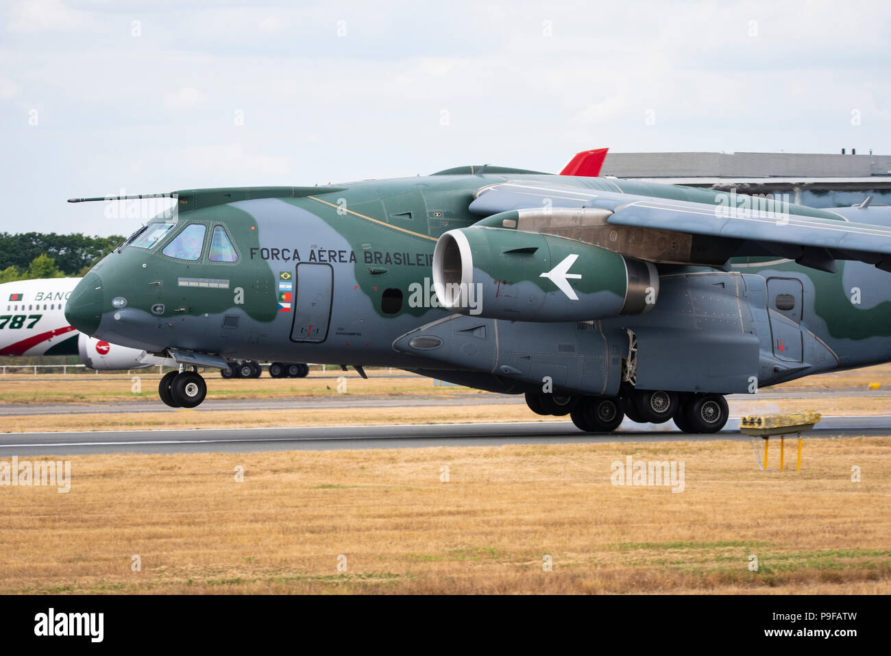 Embraer KC-390 a Farnborough Airport, Hampshire, Regno Unito. Farnborough Airshow internazionale 2018. C-390 Millennio. Il settore aerospaziale evento commerciale Foto Stock