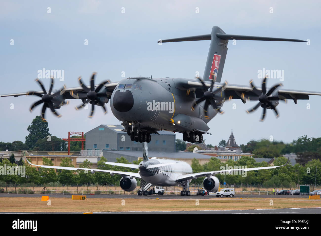 Airbus A400M Atlas il piano di trasporto a Farnborough Airport, Hampshire, Regno Unito. Farnborough Airshow internazionale 2018. Il settore aerospaziale evento commerciale Foto Stock