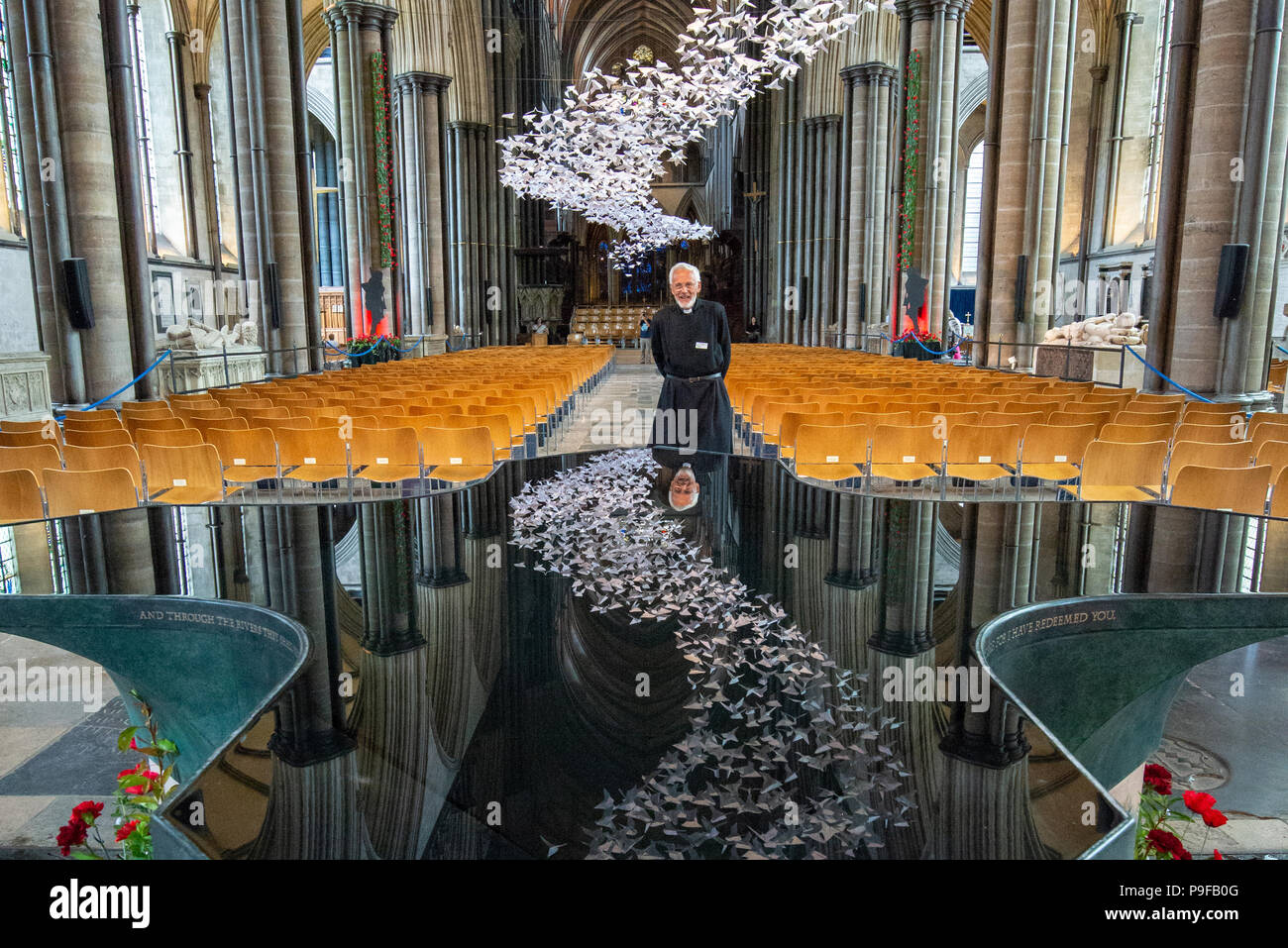 Installazione di opere d'arte della colomba nella cattedrale di Salisbury, nel Wiltshire, Regno Unito, 18th luglio 2018, creata dopo l'attacco dell'agente nervoso russo nel marzo 2018. Foto Stock