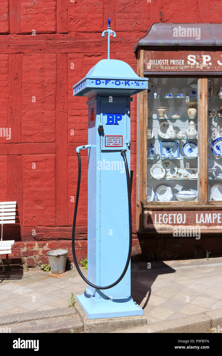 Un 1950 BP gas pompa all'aperto presso il museo della città di Den Gamle da ad Aarhus in Danimarca Foto Stock