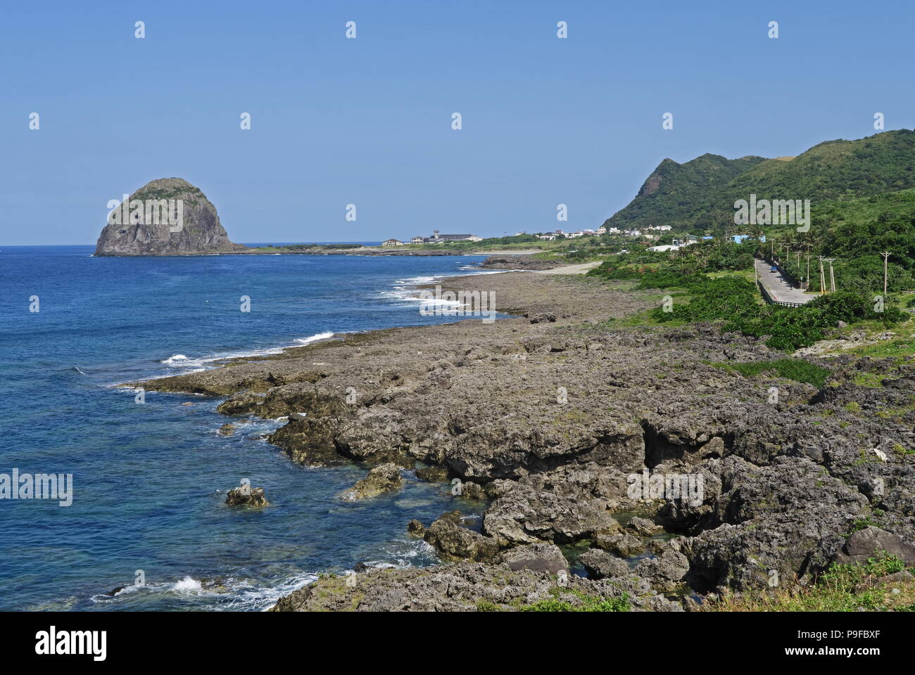 Vista lungo la costa con roccia vulcanica foreshore Lanyu Isola, Taiwan Aprile Foto Stock