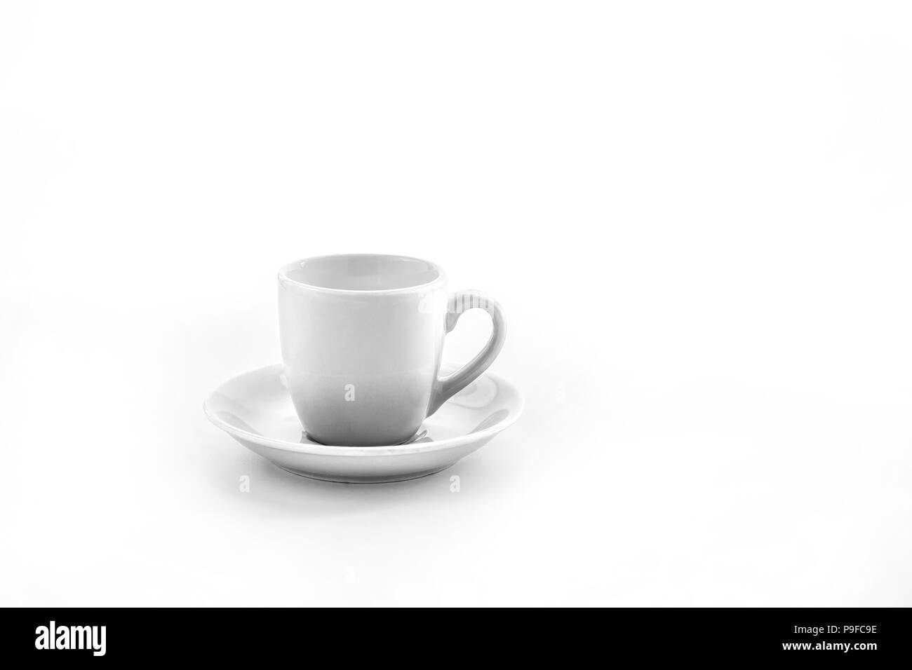 Tazza e piattino isolati su sfondo bianco. Foto Stock