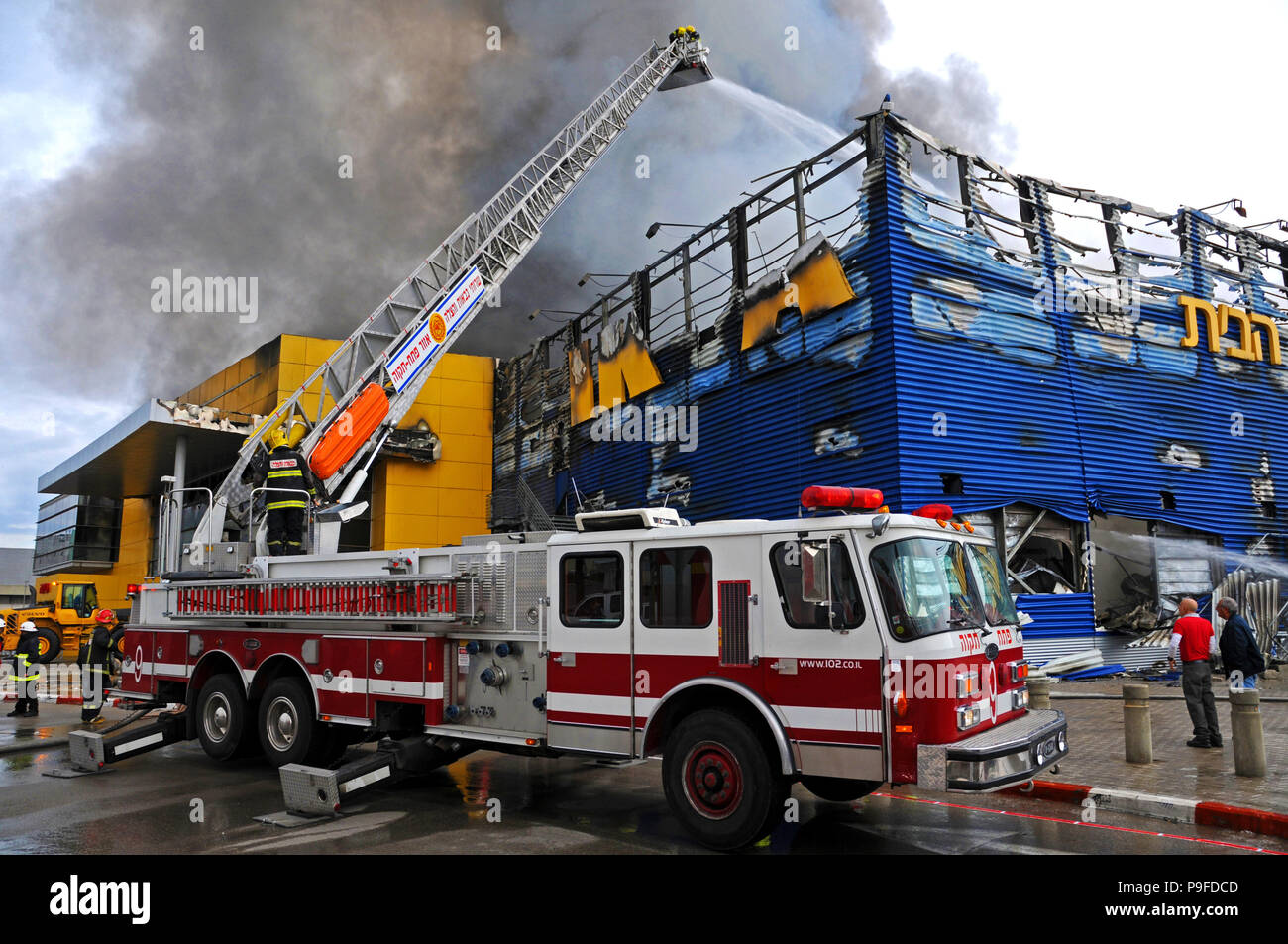 I vigili del fuoco in azione Foto Stock