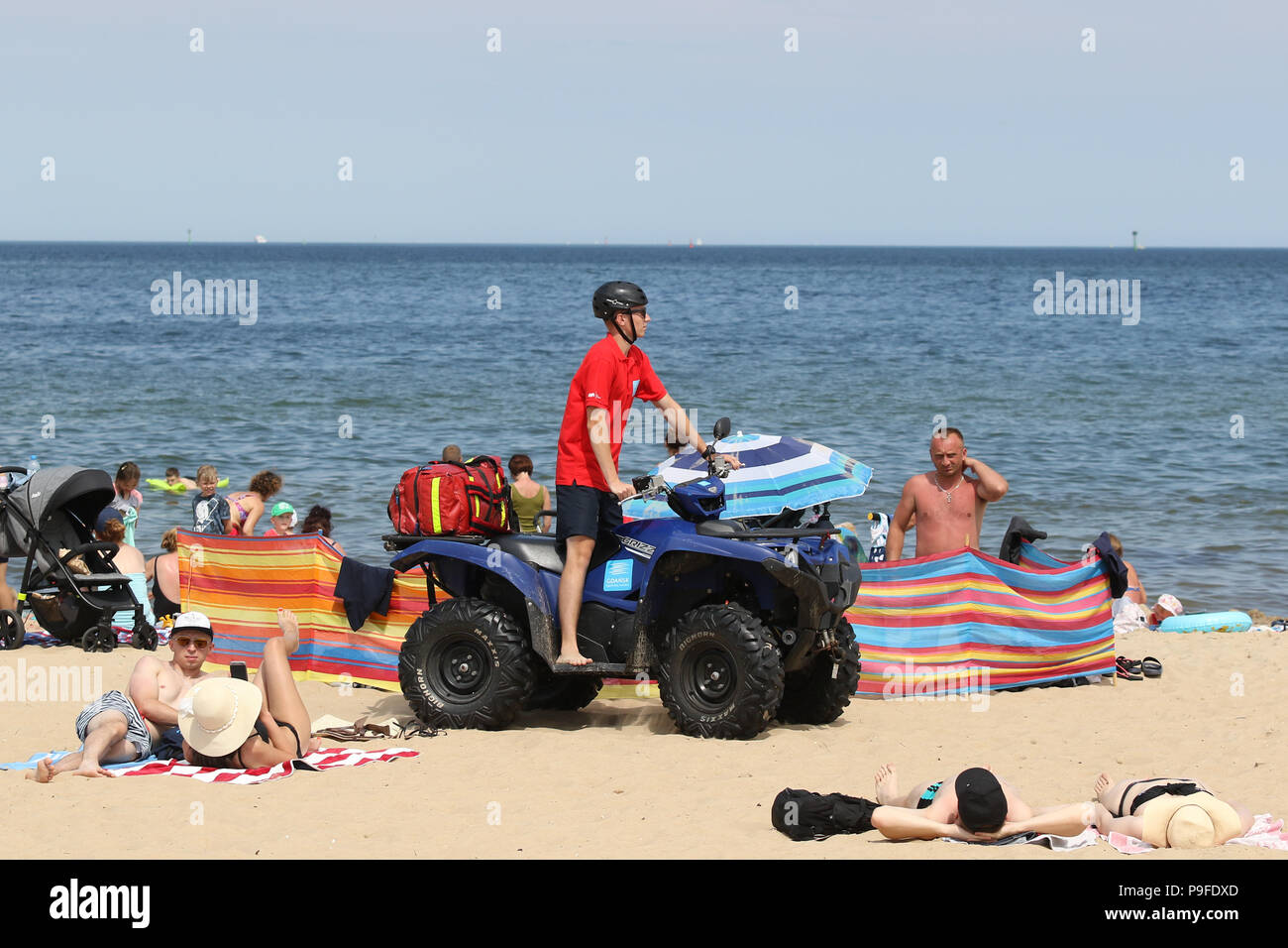 Adam Szawlinski, 20 y.o. bagnino che serve sul Mar Baltico beach guida un quad è visto in Gdansk, Polonia settentrionale il 6 luglio 2018 . I suoi 8 ora Foto Stock