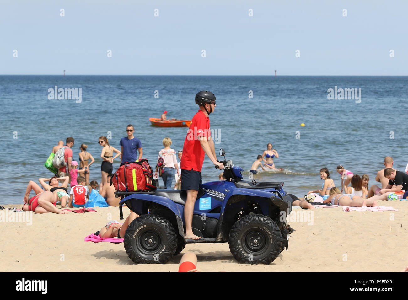 Adam Szawlinski, 20 y.o. bagnino che serve sul Mar Baltico beach guida un quad è visto in Gdansk, Polonia settentrionale il 6 luglio 2018 . I suoi 8 ora Foto Stock