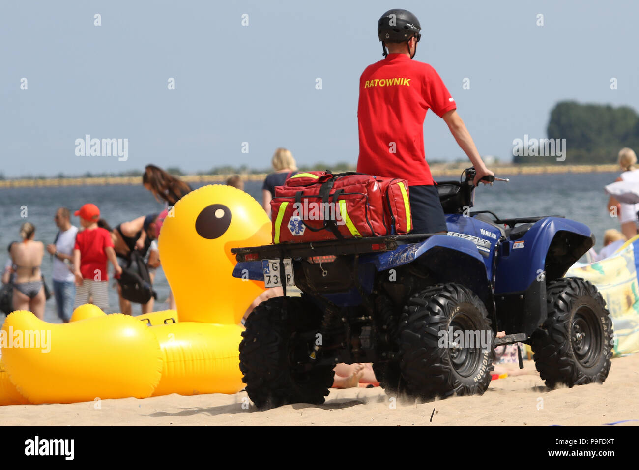 Adam Szawlinski, 20 y.o. bagnino che serve sul Mar Baltico beach guida un quad è visto in Gdansk, Polonia settentrionale il 6 luglio 2018 . I suoi 8 ora Foto Stock