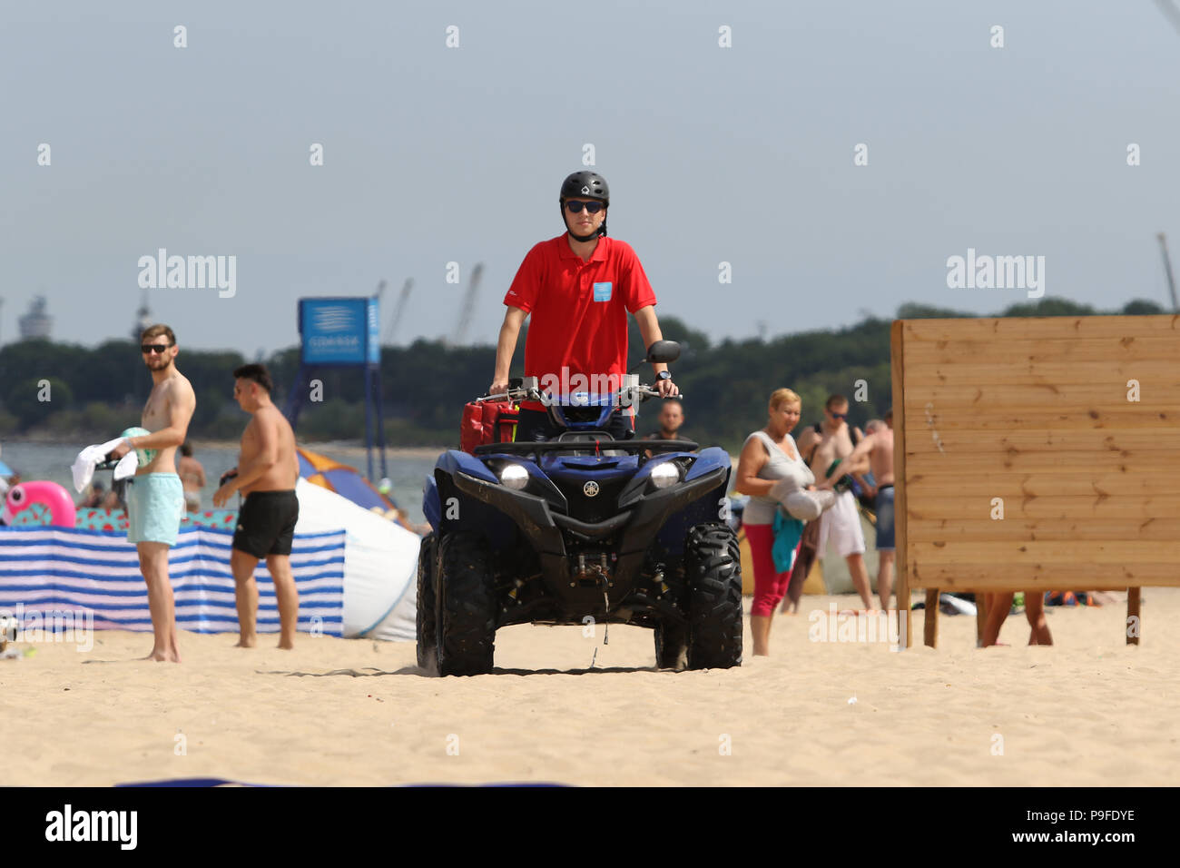 Adam Szawlinski, 20 y.o. bagnino che serve sul Mar Baltico beach guida un quad è visto in Gdansk, Polonia settentrionale il 6 luglio 2018 . I suoi 8 ora Foto Stock