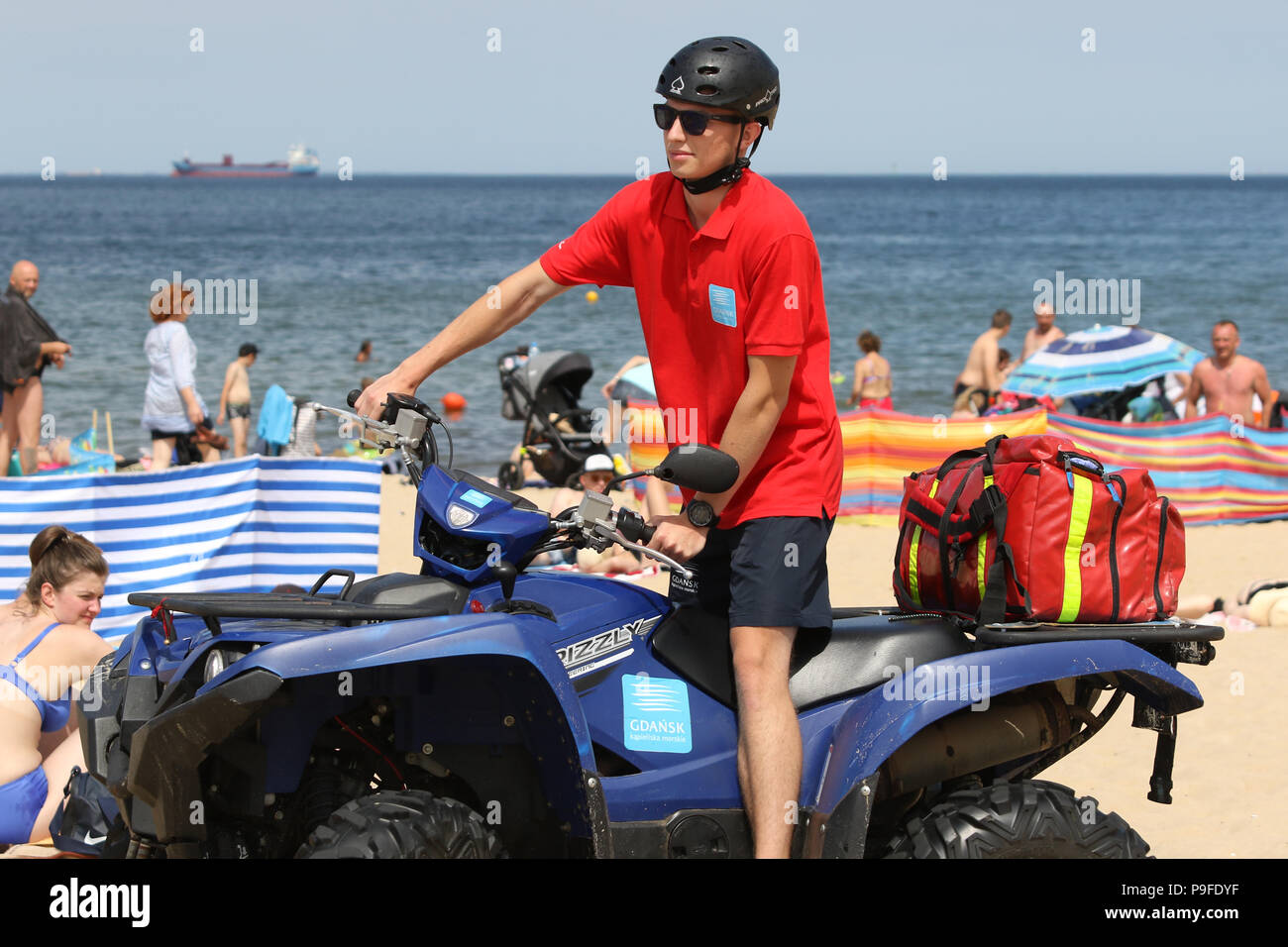 Adam Szawlinski, 20 y.o. bagnino che serve sul Mar Baltico beach guida un quad è visto in Gdansk, Polonia settentrionale il 6 luglio 2018 . I suoi 8 ora Foto Stock