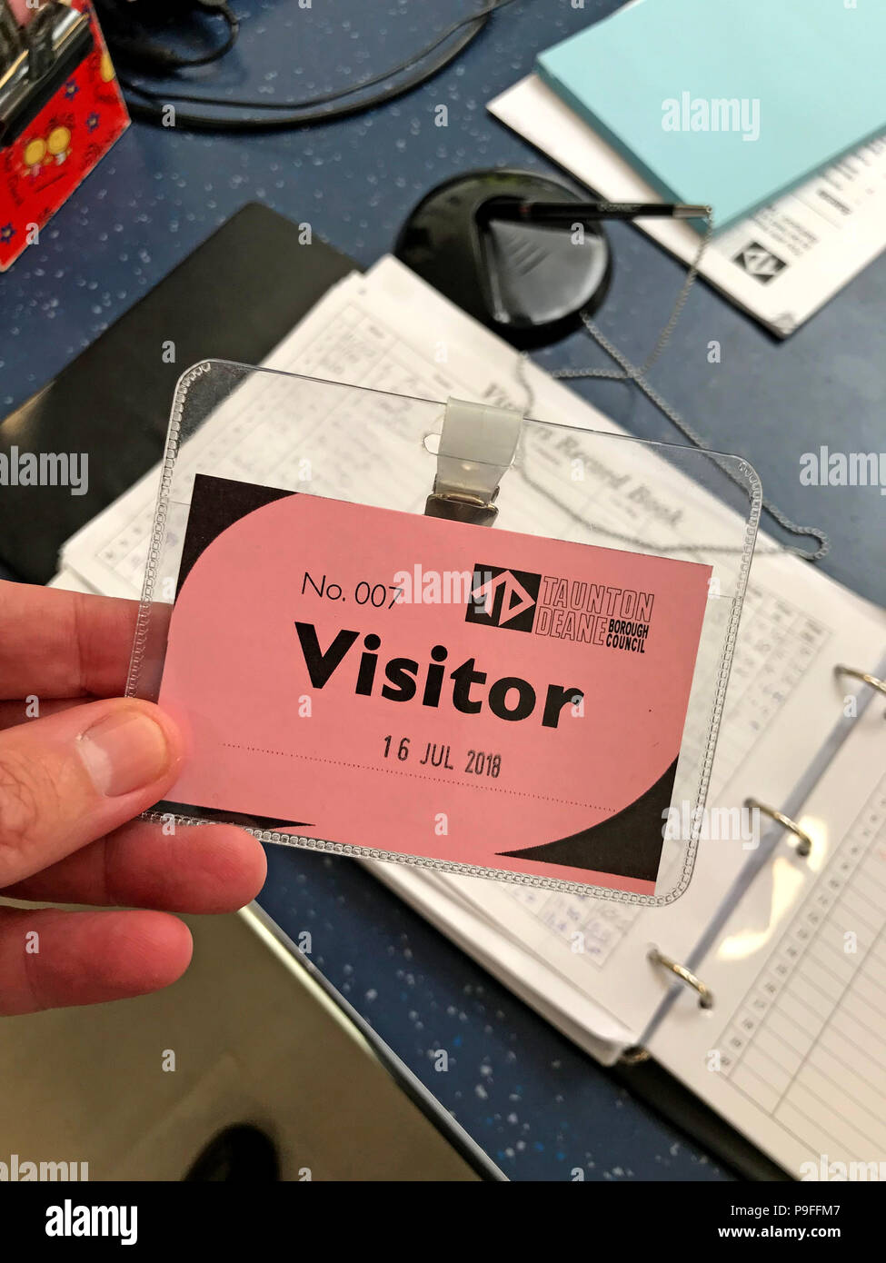 Ufficio badge visitatore 007, consiglio reception, England, Regno Unito Foto Stock
