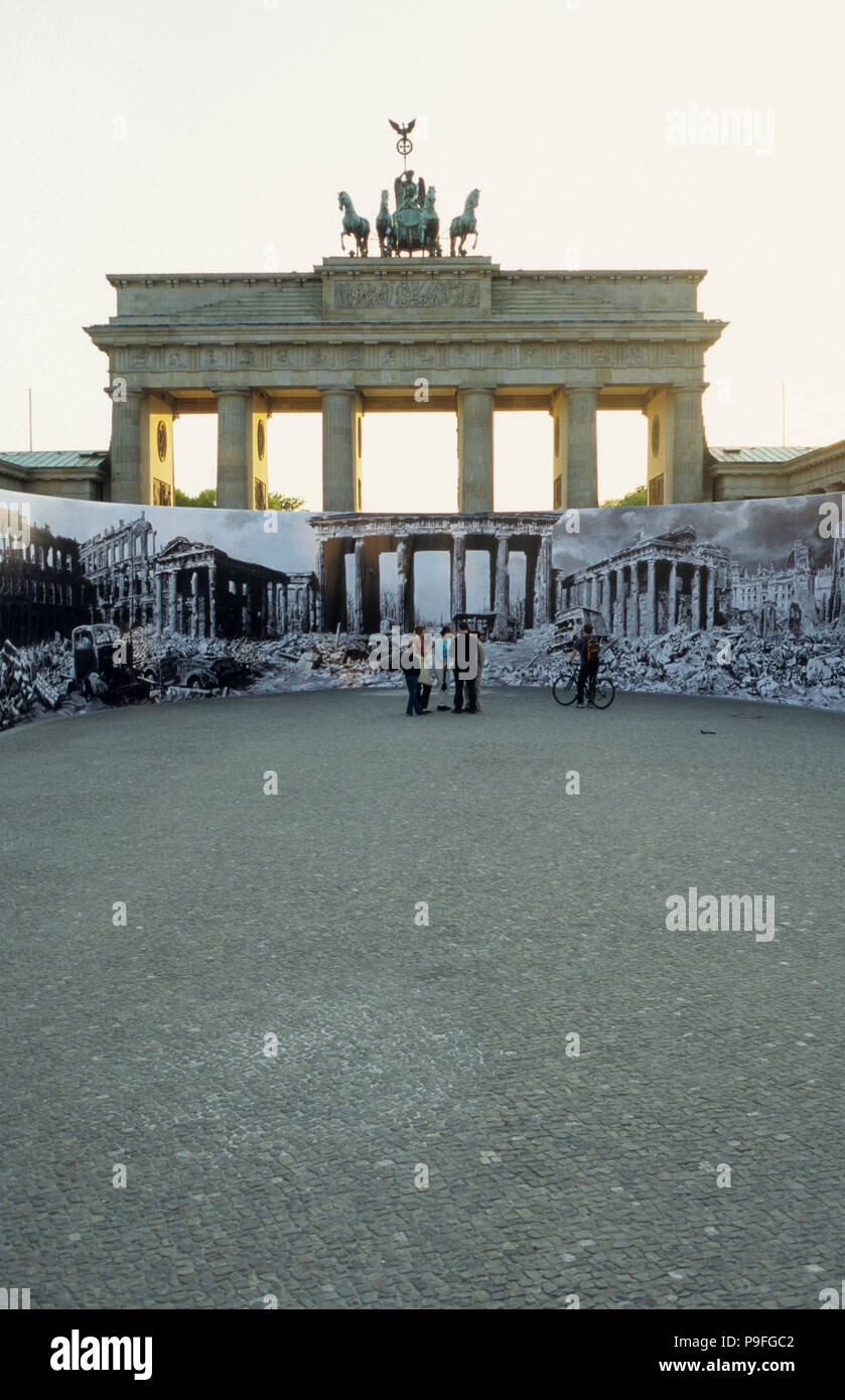 Germania, Berlino, Porta di Brandeburgo con la scultura Quadriga, sulla ...