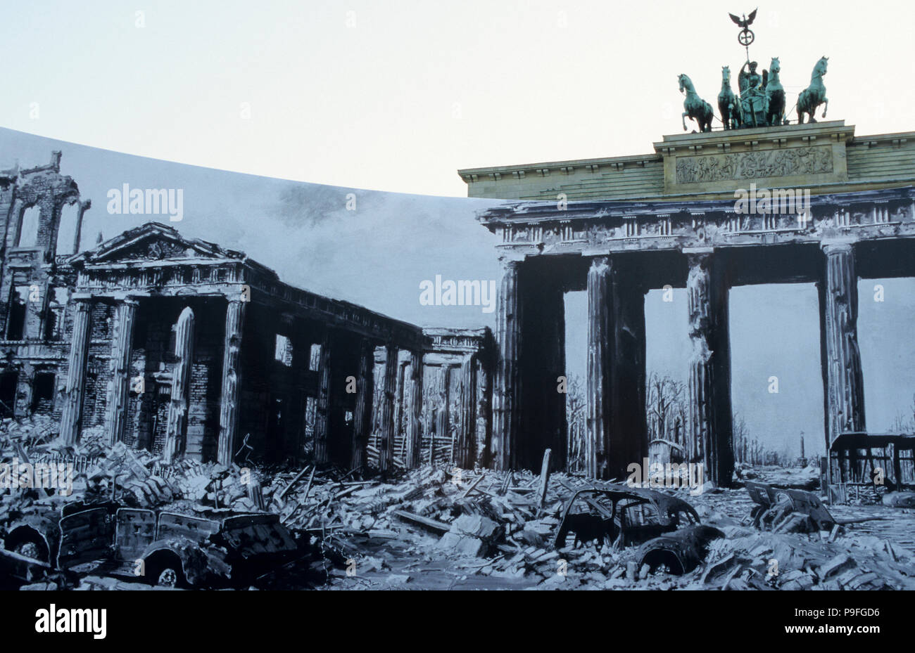 Germania, Berlino, Porta di Brandeburgo con la scultura Quadriga, sulla parte superiore della dea romana Victoria è in sella ad un cavallo-carro motorizzato a portare la pace la città, costruito 1789-1793, mostra all'aperto con le foto della II guerra mondiale, il cancello era fino al 1989 una parte del confine e parete diviso tra Berlino Ovest e Berlino est ed è oggi un simbolo della riunificazione, durante una visita a Berlino 1987 il presidente statunitense Ronald Reagan ha detto al gate: 'Mr. Gorbaciov, aprire questa porta il sig. Gorbaciov, ad abbattere questo muro!" Foto Stock