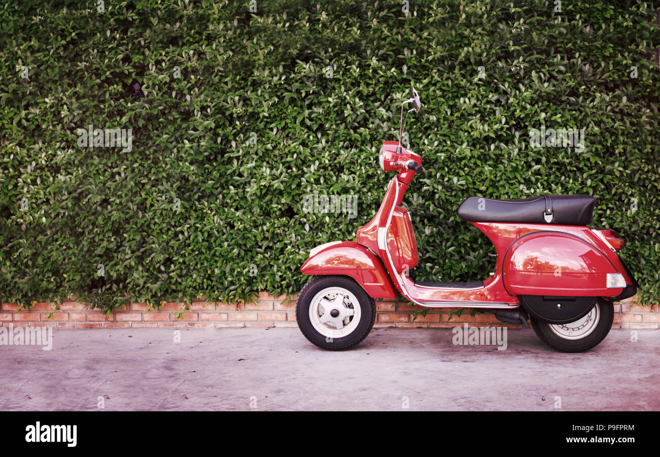 Red vintage moto Parcheggio in giardino per sfondo classico Foto Stock