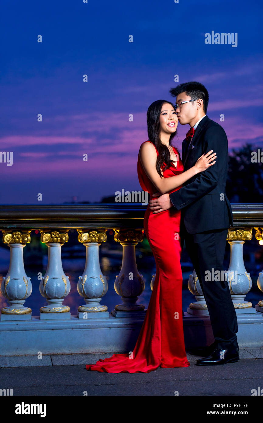 Una bella asiatica giovane a Parigi, Francia Foto Stock