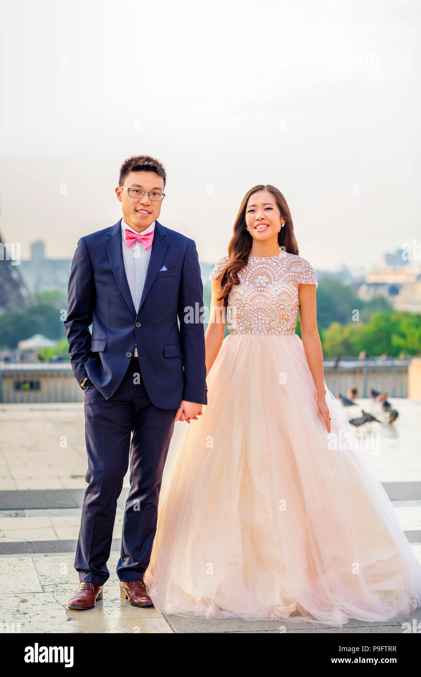 Una bella asiatica giovane a Parigi, Francia Foto Stock