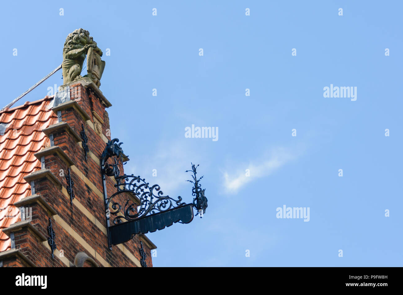 Allestita in ferro battuto appendiabiti di segno al di fuori di un negozio nei Paesi Bassi. Foto Stock