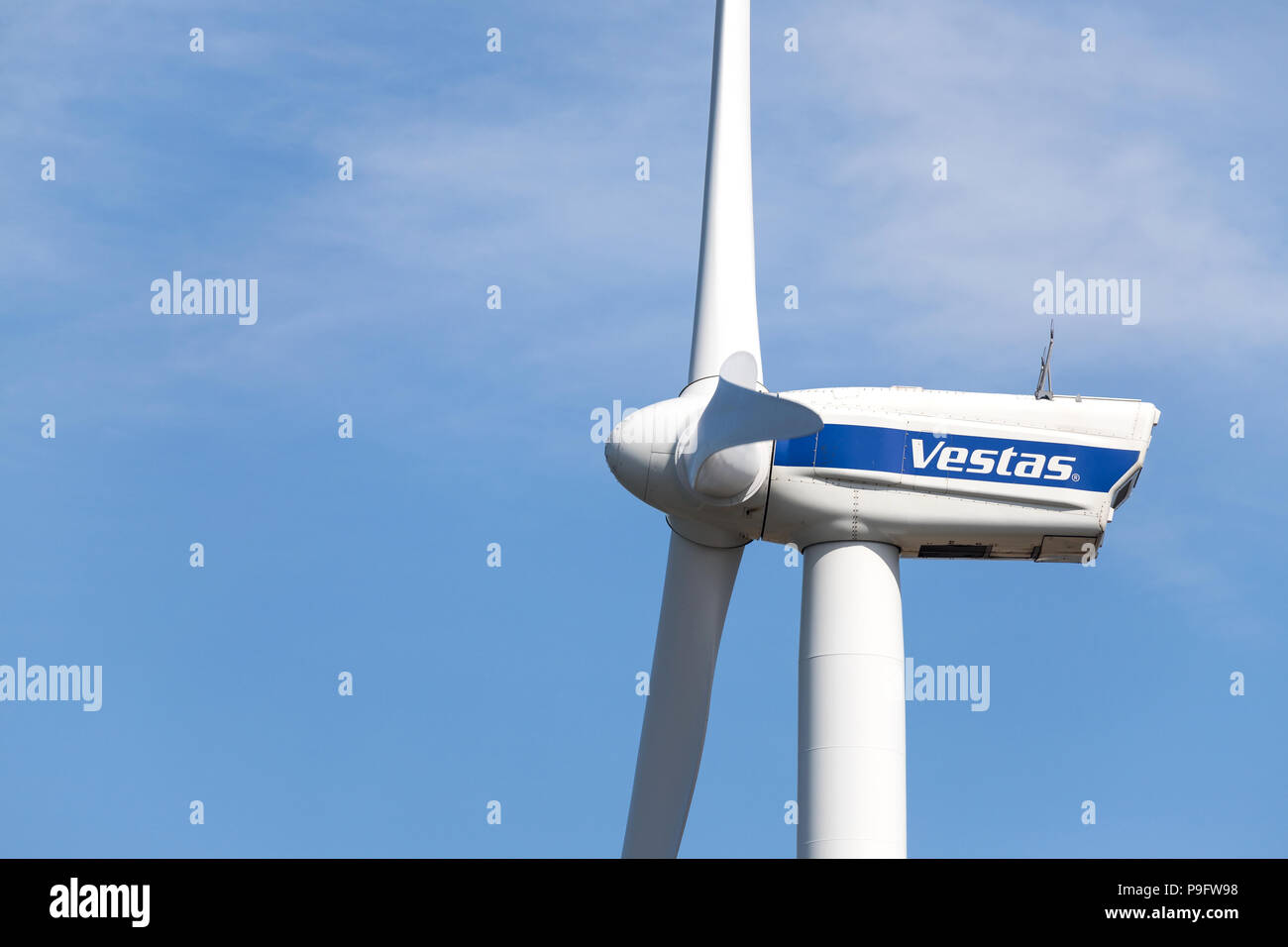 Una turbina eolica Vestas contro il cielo blu. Vestas Wind Systems A/S è un produttore danese, venditore, installer e servicer di turbine eoliche. Foto Stock