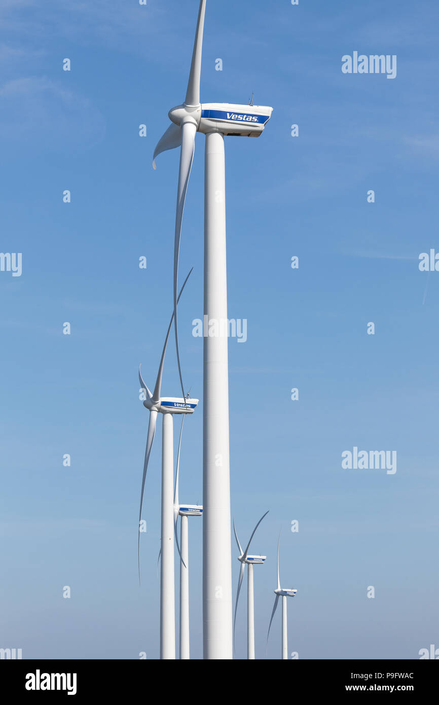 Le turbine eoliche Vestas contro il cielo blu. Vestas Wind Systems A/S è un produttore danese, venditore, installer e servicer di turbine eoliche. Foto Stock