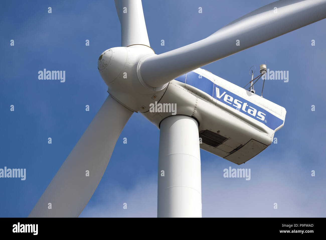 Una turbina eolica Vestas contro il cielo blu. Vestas Wind Systems A/S è un produttore danese, venditore, installer e servicer di turbine eoliche. Foto Stock