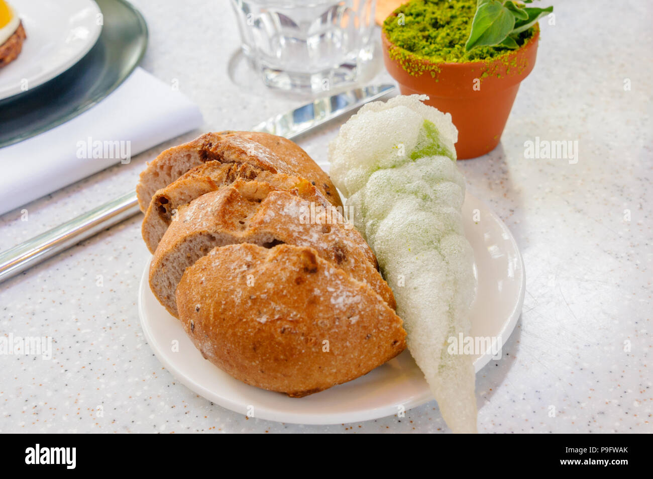 Senza glutine pane e una carta di riso cono riempito con una purea di verdure, sul Hoftrammm, l'Aia, Paesi Bassi Foto Stock