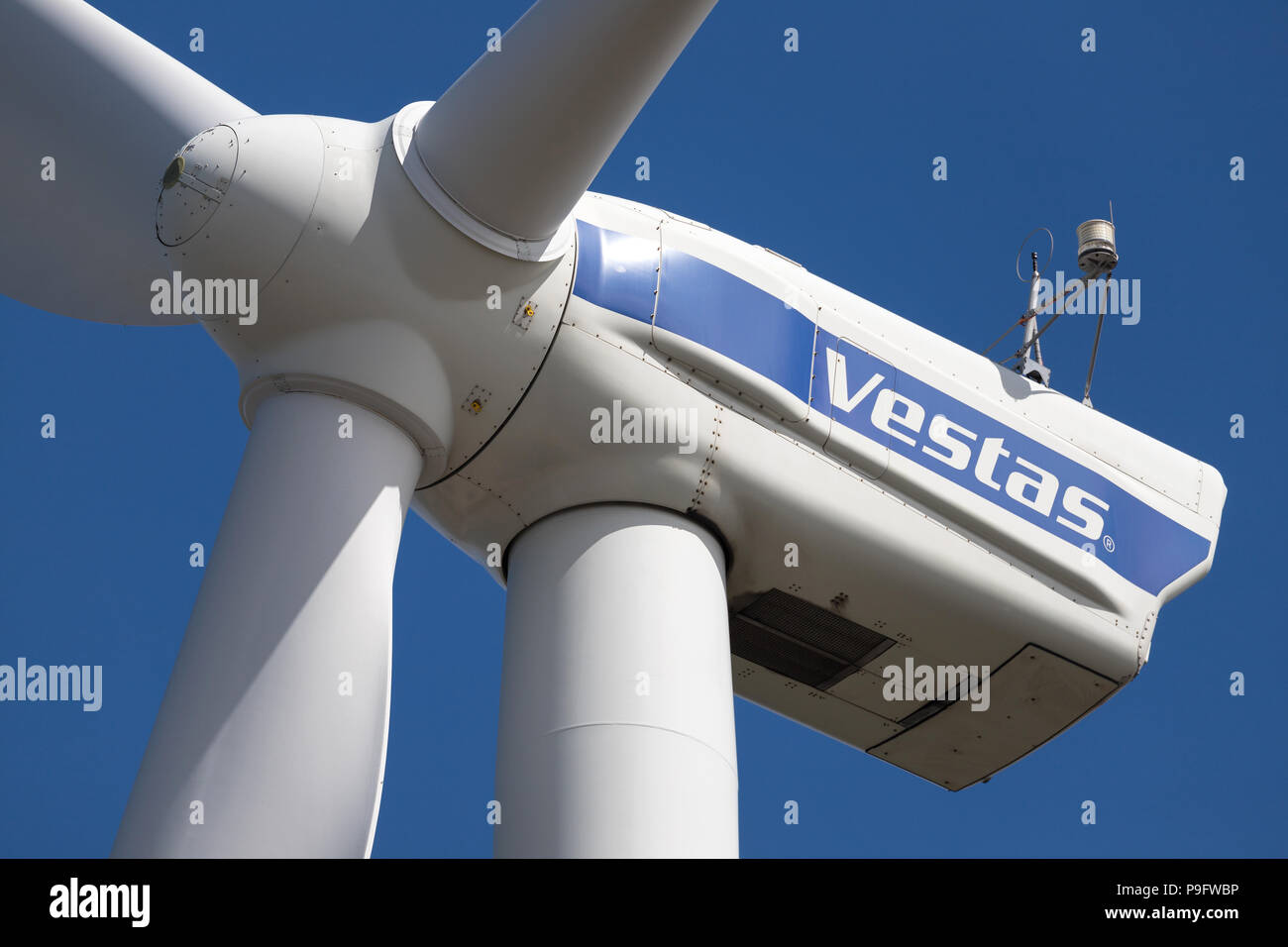Una turbina eolica Vestas contro il cielo blu. Vestas Wind Systems A/S è un produttore danese, venditore, installer e servicer di turbine eoliche. Foto Stock