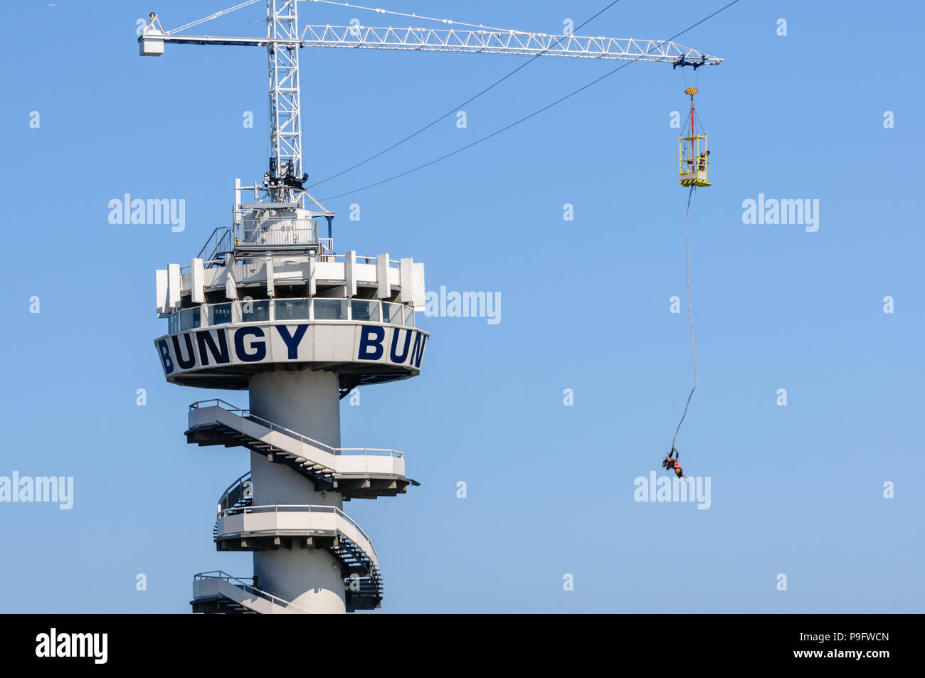 Il bungy jumping a Schevinengen Pier, l'Aia, Paesi Bassi Foto Stock