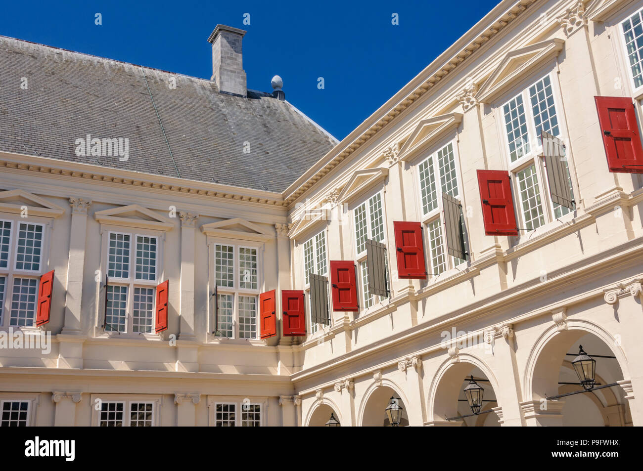 Persiane rosse al di fuori della corte interna del Binnenhof, l'Aia, Paesi Bassi. Foto Stock