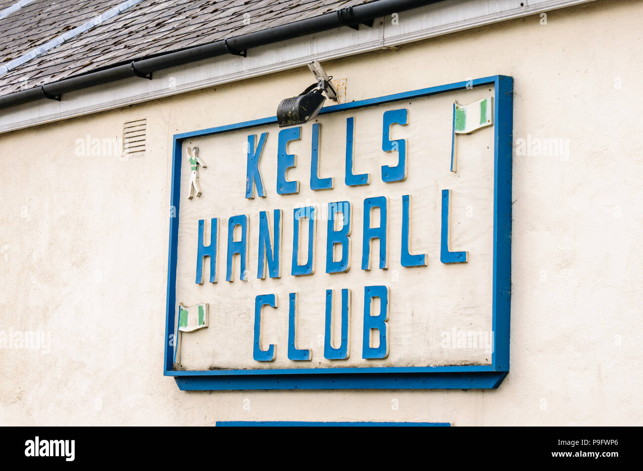 Vecchio, weathered firmare al di fuori di Kells Handball club, nella contea di Meath, Irlanda. Foto Stock
