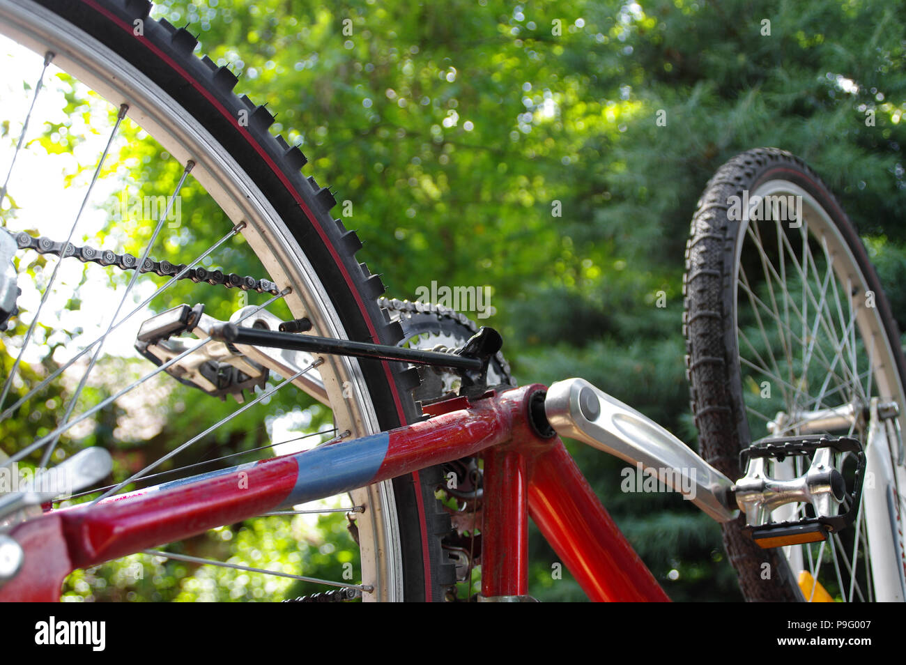 Bicicletta capovolta e pronto per la manutenzione e la riparazione Foto Stock