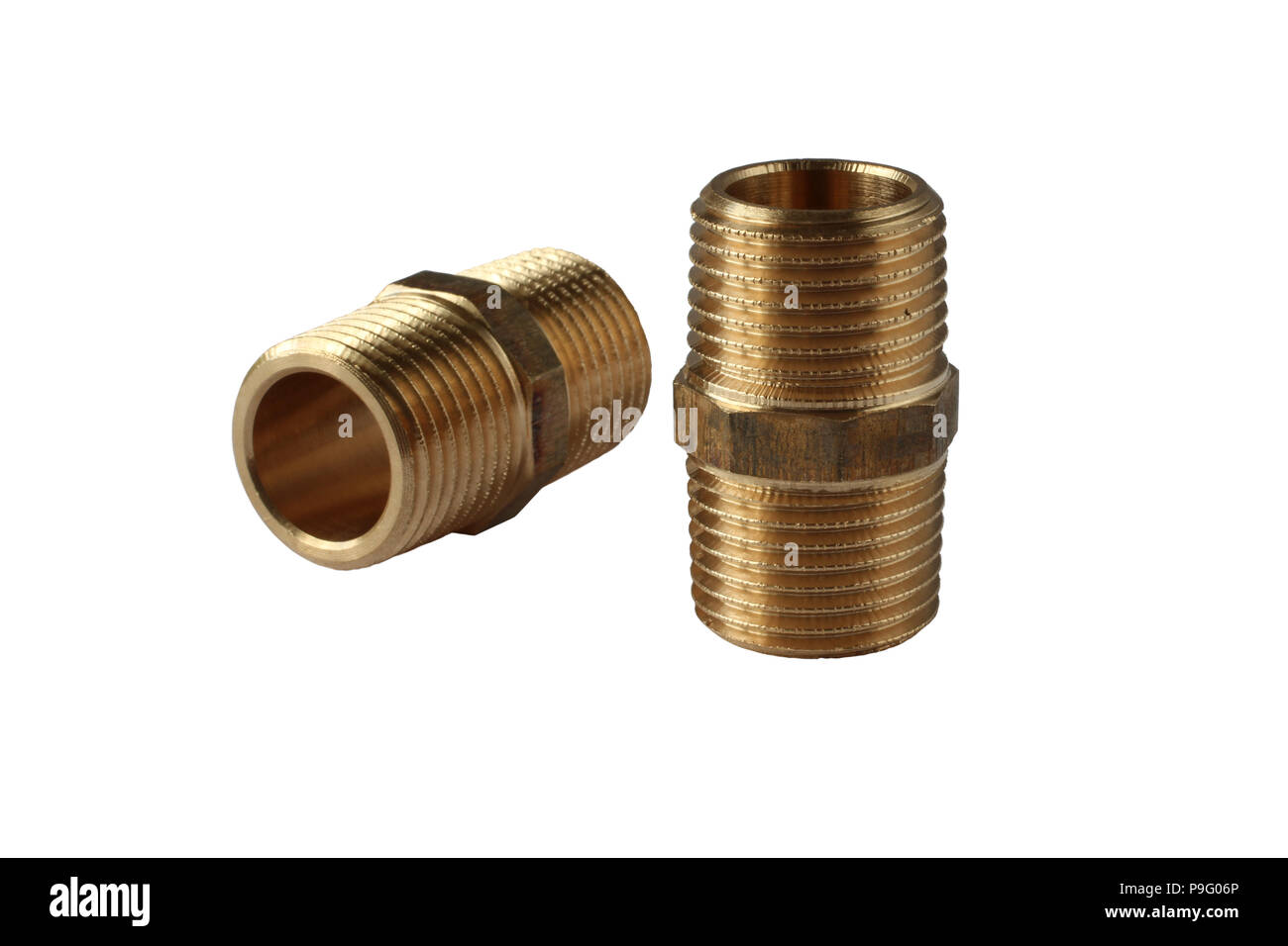 Ottone esagonale nippli filettati per tubi isolati su sfondo bianco. Materiale - ottone nichelato Foto Stock