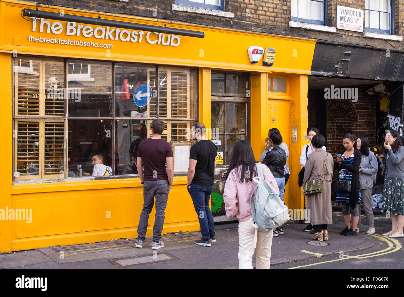 La prima colazione Club Soho, con persone in fila per la colazione o il brunch. Questo è il primo originale prima colazione Club aperto Soho di Londra nel 2005. Foto Stock