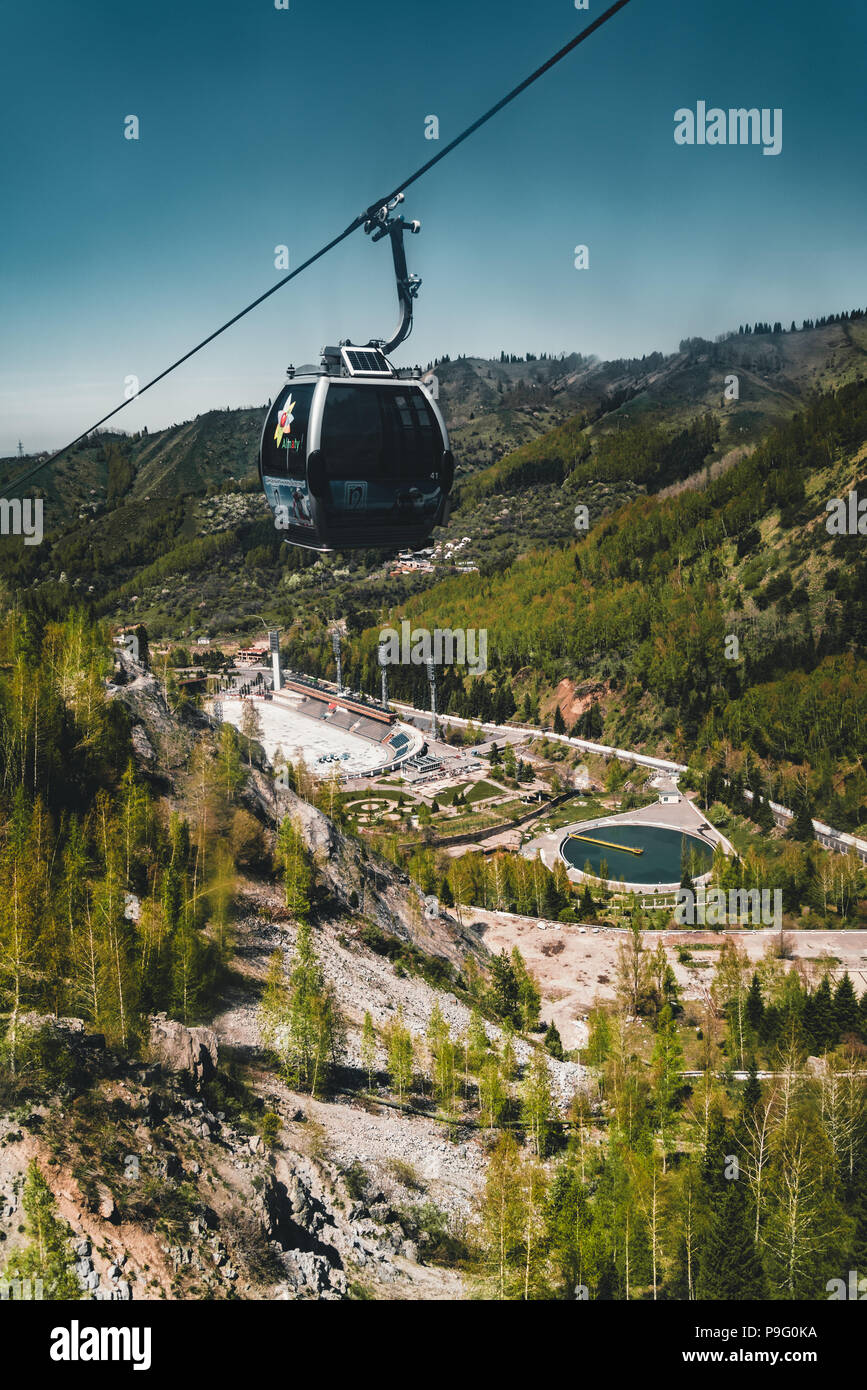 Funivia con Medeo stadium ad Almaty in Kazakistan. Medeo Stadium è il più alto situato nel mondo - 1691 m. sopra il livello del mare. Foto Stock