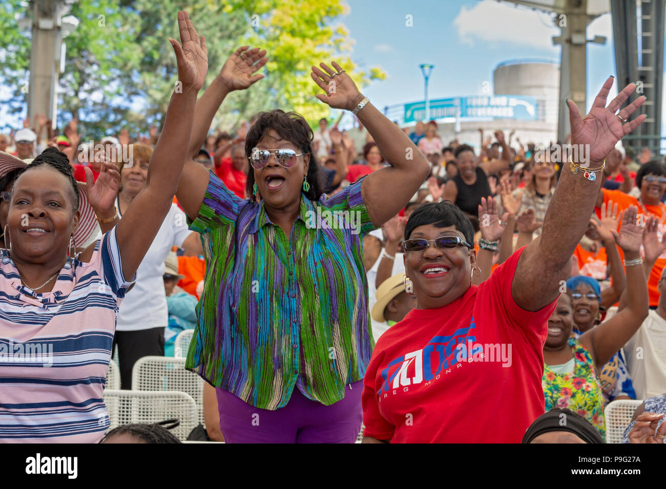 Detroit, Michigan - Senior amicizia Day, un evento che ha portato migliaia di cittadini anziani di Chene Park per la musica, balli e cibo. Le anche Foto Stock