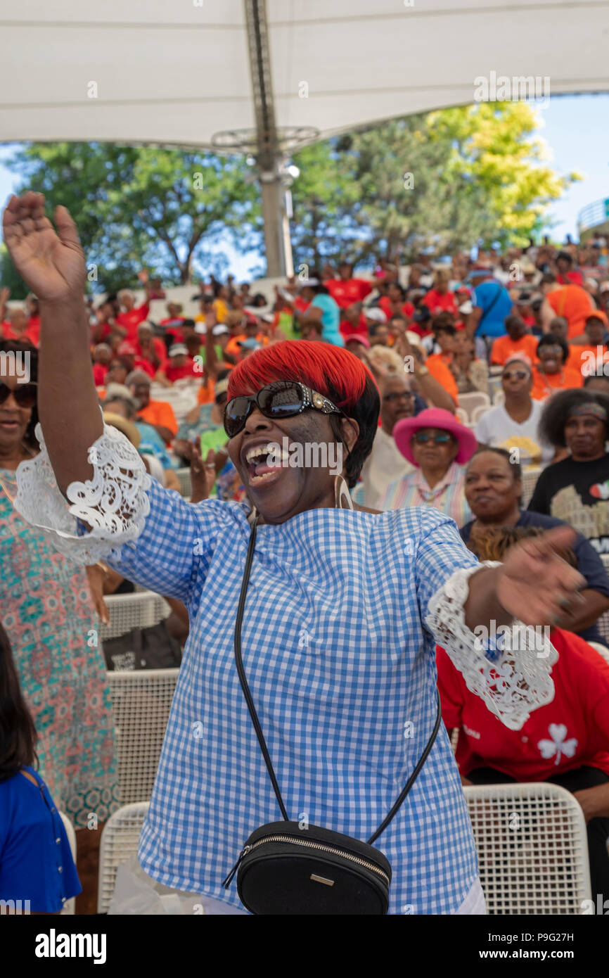 Detroit, Michigan - Senior amicizia Day, un evento che ha portato migliaia di cittadini anziani di Chene Park per la musica, balli e cibo. Le anche Foto Stock