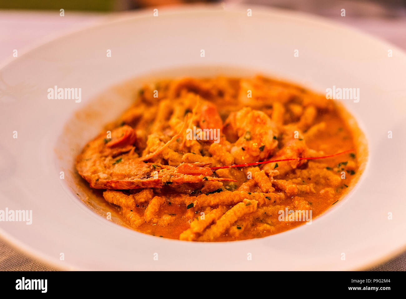 Pesci e gamberetti Passatelli secondo la cucina romagnola in Italia Foto Stock